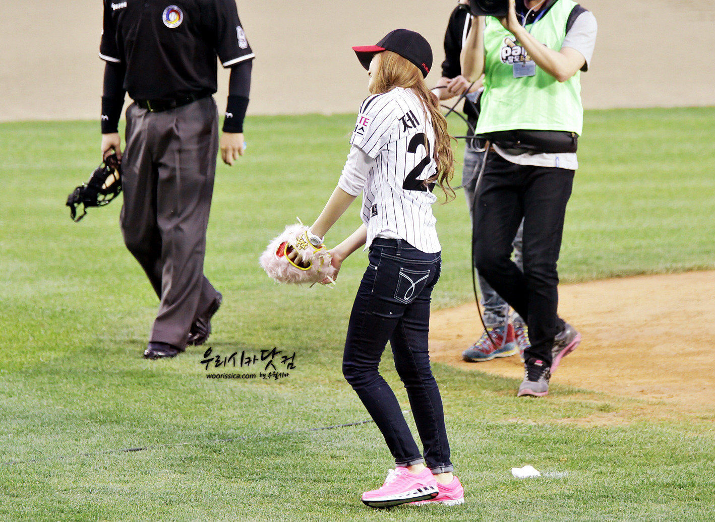 [PIC][11-05-2012]Jessica ném bóng mở màn cho trận đấu bóng chày giữa LG & Samsung chiều nay - Page 3 186E04494FAE63E425CD0A