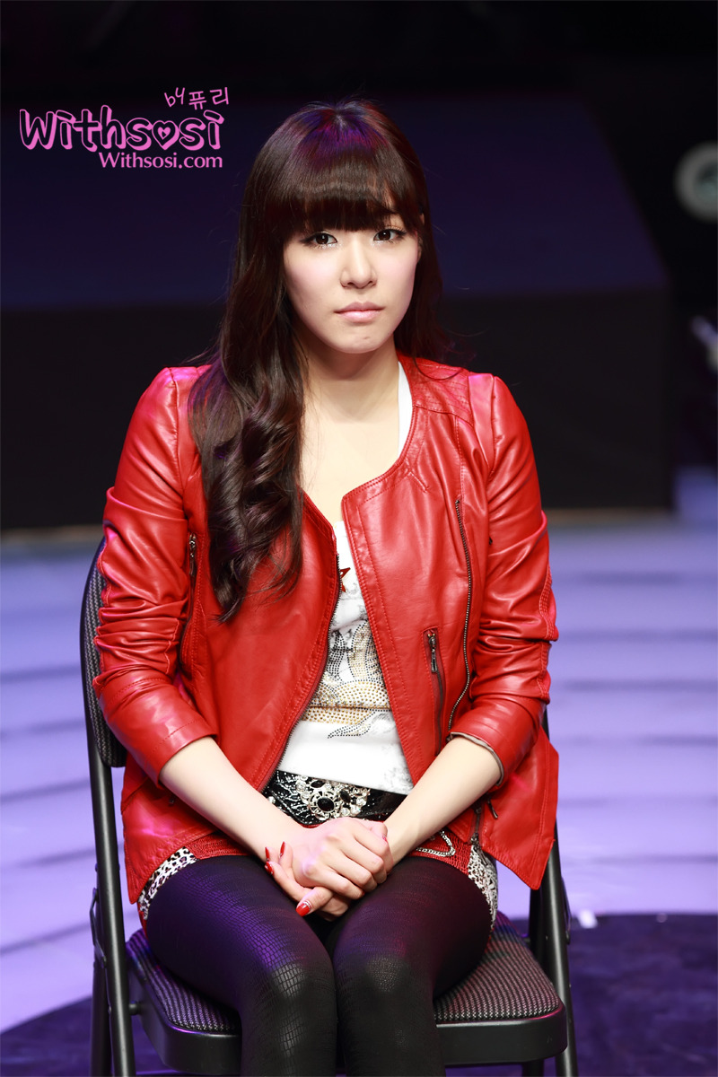 [PIC][23-01-2012]HÌNH ẢNH CỦA TIFFANY TRONG VỞ "FAME"  - Page 2 191882434EBA81204C5E39