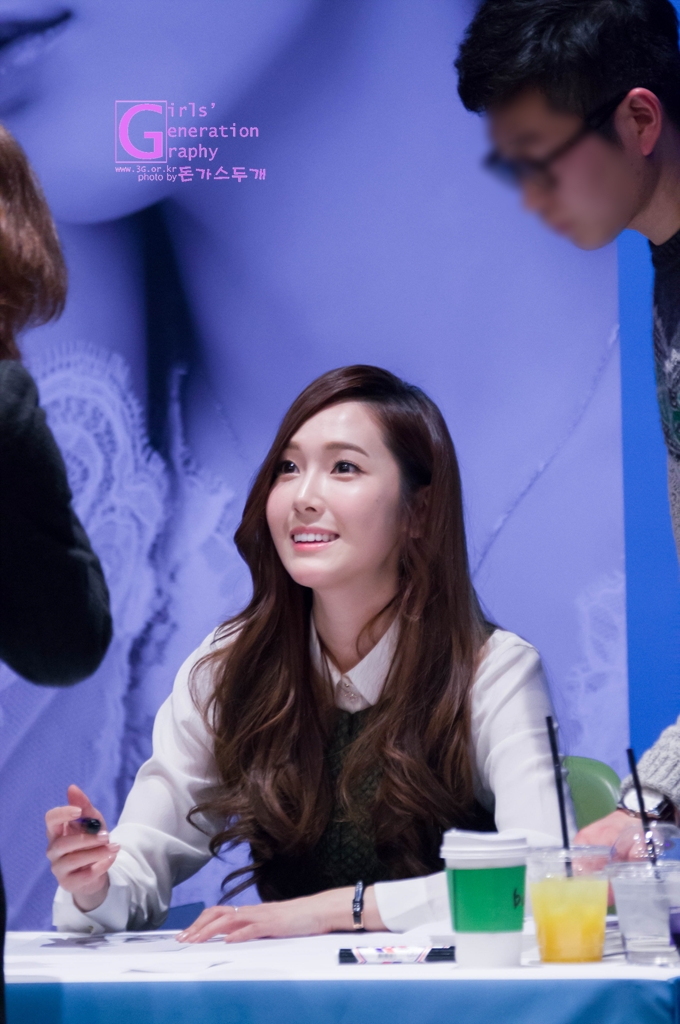 [PIC][01-12-2013]Jessica xuất hiện tại buổi fansign thứ 2 cho thương hiệu "STONEHENgE" vào trưa nay - Page 2 21057750529C610222EA50