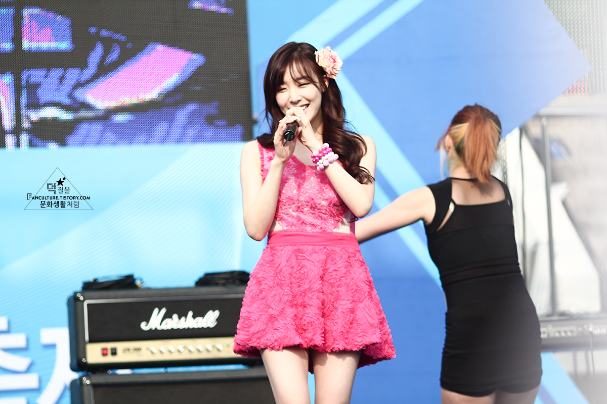 [PIC][25-05-2013]TaeTiSeo biểu diễn tại "Kyungbok Alumni Festival" ở trường THPT Kyungbok vào chiều nay 2159864351A0DCC919C1CE