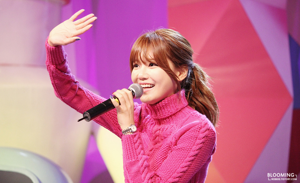 [PIC][21-12-2014]SooYoung xuất hiện tại "2014 SBS Award Festival (SAF) Hanbam Stage Greeting" vào chiều nay 215EF6355497FE3621E02F