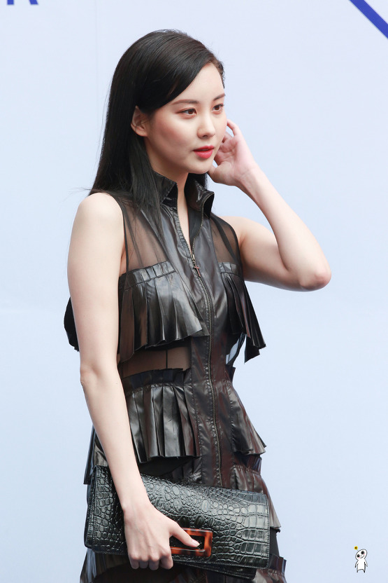 [PIC][28-03-2017]SeoHyun tham dự sự kiện ra mắt BST Thu - Đông của thương hiệu "RESURRECTION" trong khuôn khổ "2017 S/S HERA Seoul Fashion Week" vào chiều nay   - Page 2 220AAF4B590AFDAE2F0AAA
