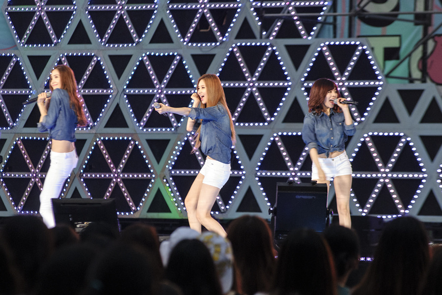 [PIC][15-08-2014]SNSD tham dự "SMTOWN LIVE WORLD TOUR IV in SEOUL" vào chiều nay - Page 2 221EEE3E53EEBE5D0B847B