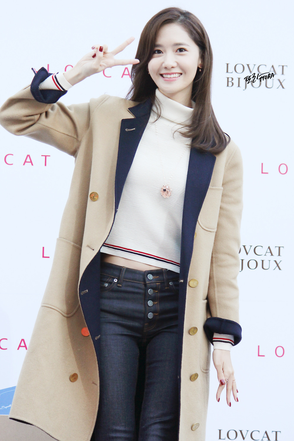 [PIC][24-10-2015]YoonA tham dự buổi fansign cho thương hiệu "LOVCAT" vào chiều nay - Page 6 2241C94E565AF03733E458