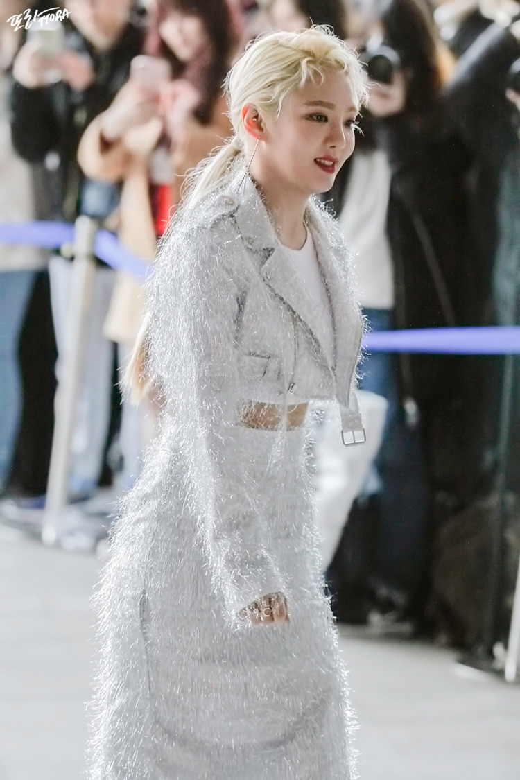  [PIC][29-03-2017]Tiffany và HyoYeon tham dự sự kiện ra mắt BST Thu - Đông của thương hiệu "KYE" trong khuôn khổ "2017 S/S HERA Seoul Fashion Week" vào chiều nay - Page 3 2311A64C58FF93D608AF97