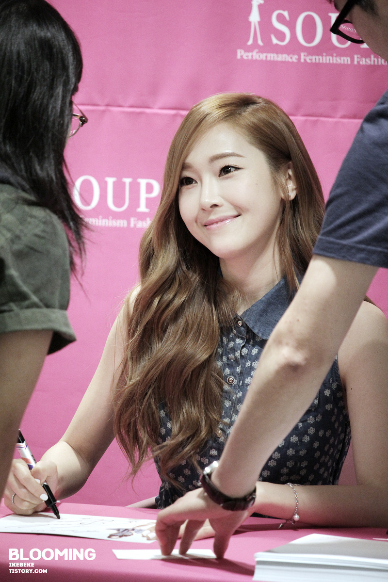 [PIC][14-06-2014]Jessica tham dự buổi fansign lần 2 cho thương hiệu "SOUP" vào trưa nay 23523B50539D24EB17EE8D