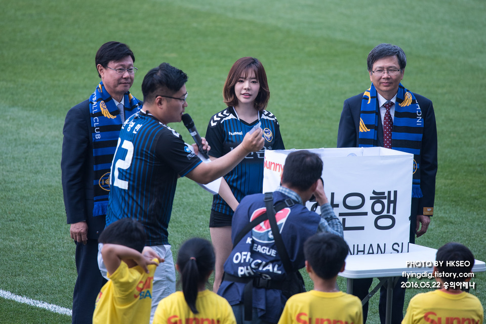 [PIC][22-05-2016]Sunny tham dự sự kiện "Shinhan Bank Vietnam & Korea Festival"  tại SVĐ Incheon Football Stadium vào hôm nay 235FDA3A5741B31437A6FC