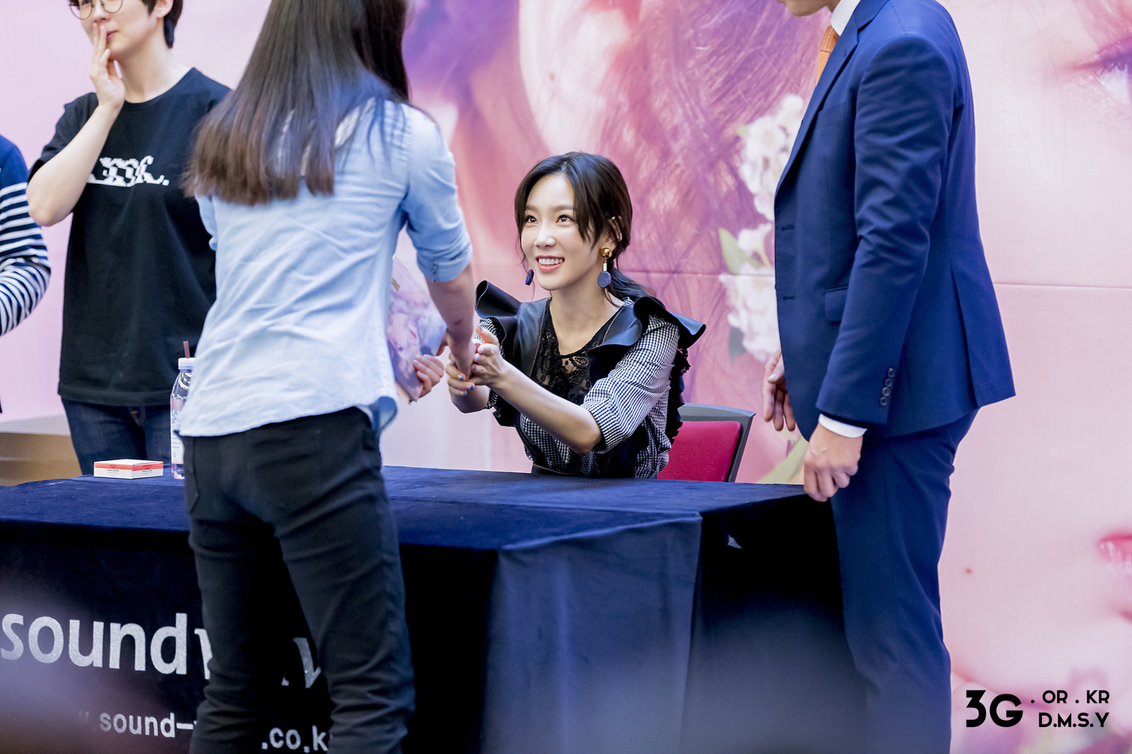[PIC][16-04-2017]TaeYeon tham dự buổi Fansign cho “MY VOICE DELUXE EDITION” tại AK PLAZA vào chiều nay  - Page 5 2367DC3D58FDD8CE022A8A