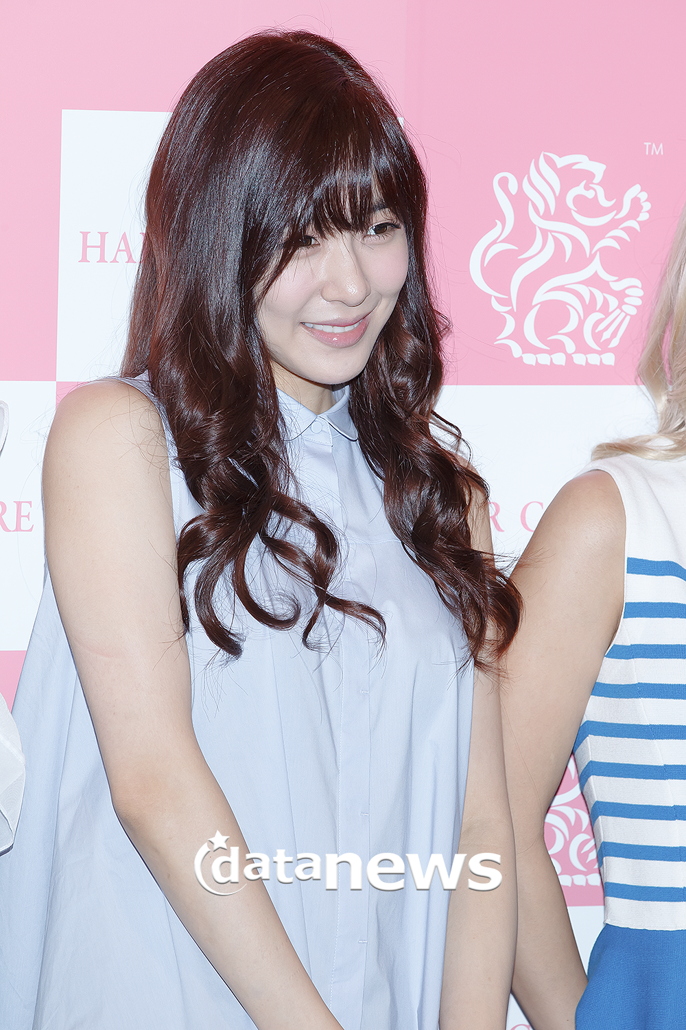 [PIC][26-07-2013]Tiffany - TaeYoen - SeoHyun và HyoYeon xuất hiện tại buổi fansign cho "Hair Couture" vào chiều nay 24029D3D51F66FC1096FF4