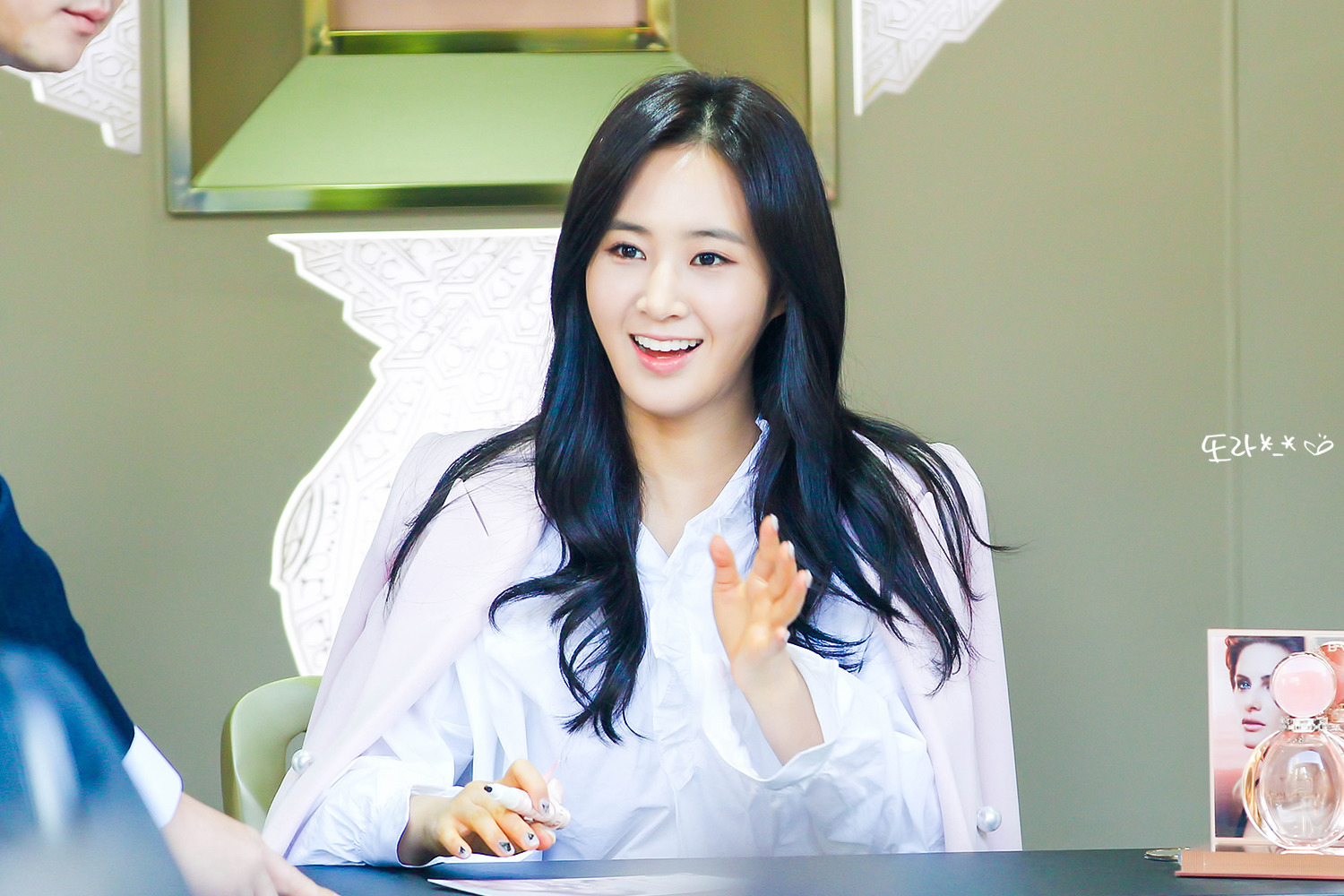 [PIC][09-10-2016]Yuri tham dự buổi Fansign thứ 2 cho thương hiệu nước hoa "BVLGARI Rose Goldea" tại Myeongdong Lotte Duty Free vào chiều nay - Page 4 243B39485957A4C90BB2B3