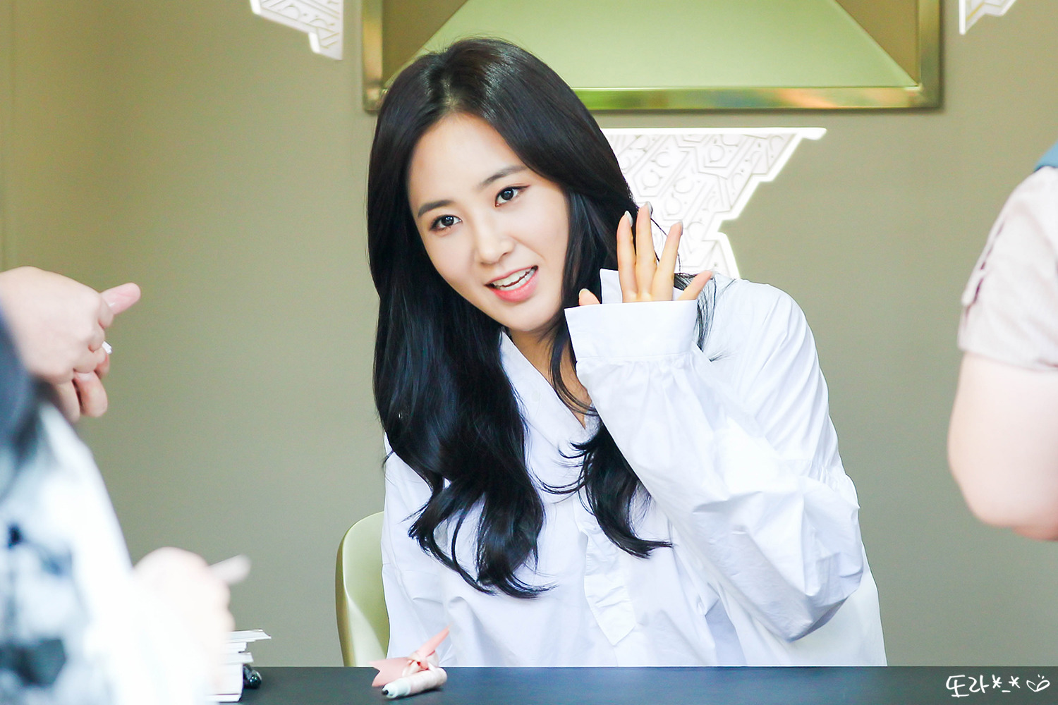 [PIC][09-10-2016]Yuri tham dự buổi Fansign thứ 2 cho thương hiệu nước hoa "BVLGARI Rose Goldea" tại Myeongdong Lotte Duty Free vào chiều nay - Page 4 252631485957A4CB21BF95