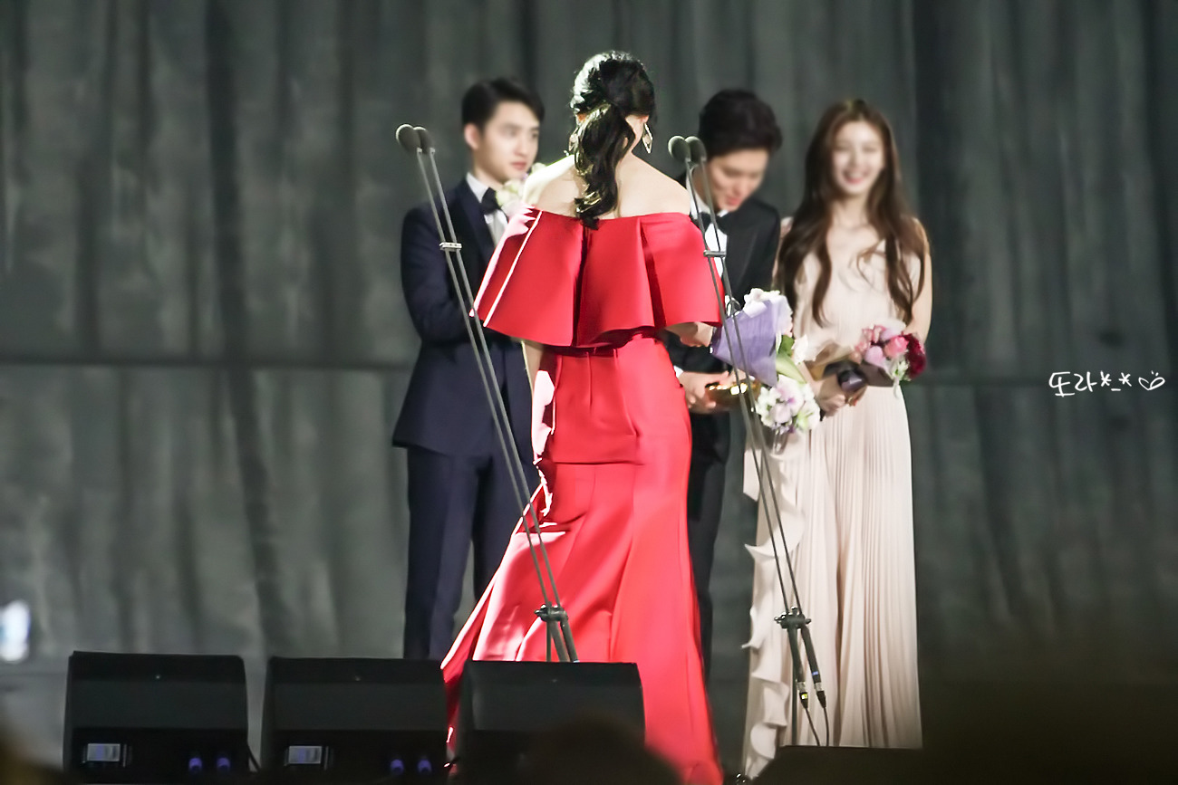 [PIC][03-05-2017]YoonA tham dự "53rd Baeksang Arts Awards" vào chiều nay + Giành "Most Popular Actress or Star Century Popularity Award (in Film)" - Page 2 25308C35590C6657181A77