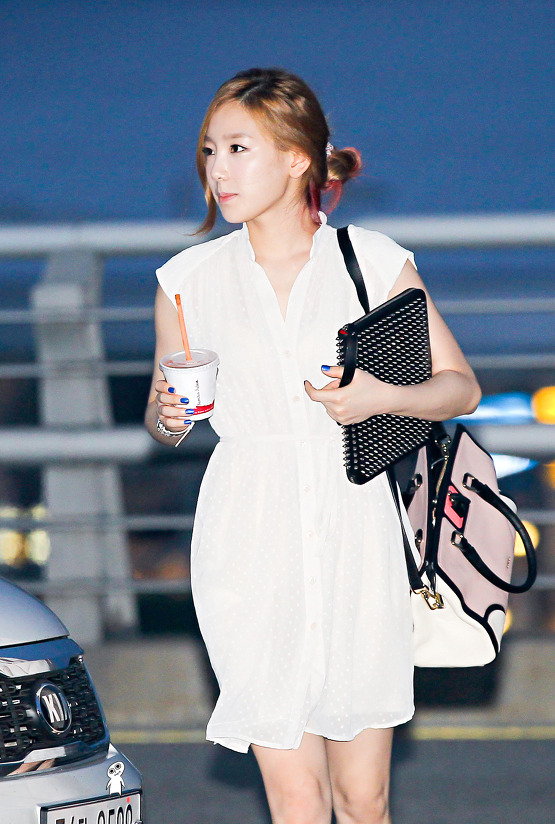 [PIC][26-07-2013]Tiffany - TaeYeon và Sunny khởi hành đi LA để hát Quốc ca mở màn cho trận đấu bóng chày giữa 2 đội Los Angeles Dodgers và Cincinnati Reds vào tối nay - Page 6 253D6B495200ACBA173A3C