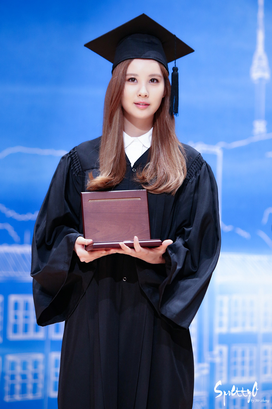 [PIC][21-08-2014]SeoHyun tham dự Lễ tốt nghiệp Đại học Dongguk vào trưa nay 2544204F558D6419216EE9