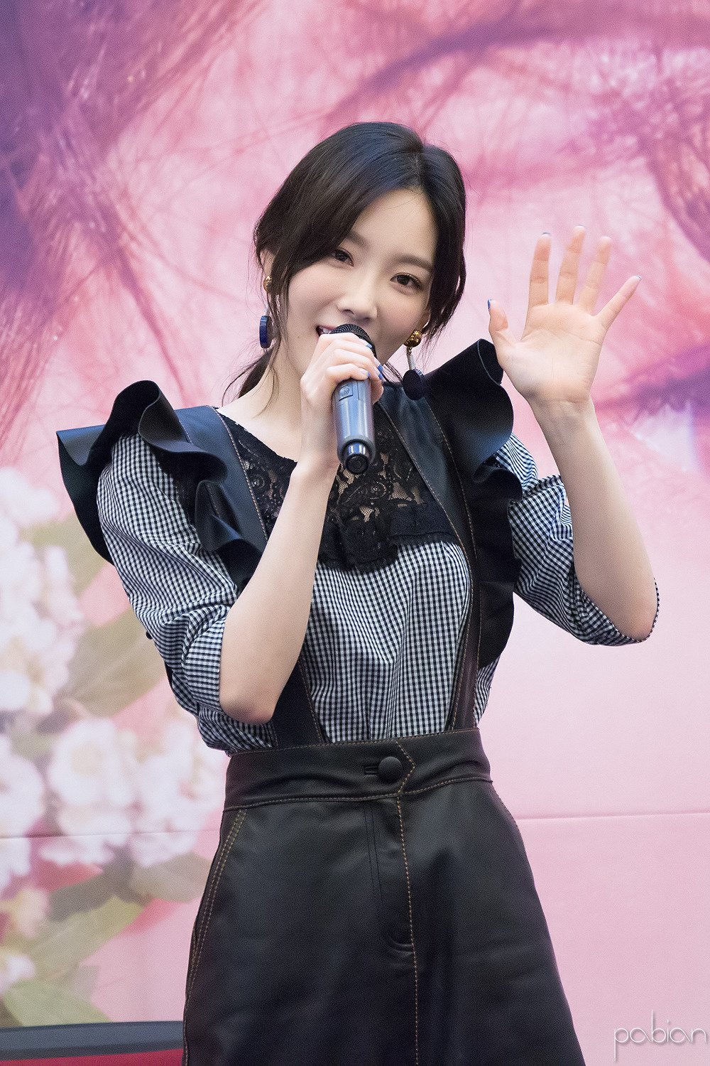 [PIC][16-04-2017]TaeYeon tham dự buổi Fansign cho “MY VOICE DELUXE EDITION” tại AK PLAZA vào chiều nay  - Page 4 254AC94C58F6ED47115AD8