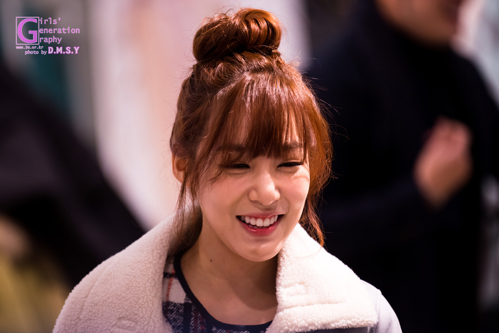 [PIC][28-11-2013]Tiffany ghé thăm cửa hàng "QUA" ở Hyundai Department Store vào trưa nay 2562F73B529745432C3854
