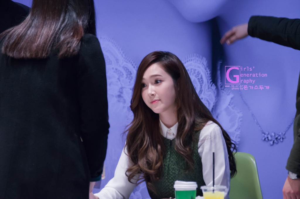 [PIC][01-12-2013]Jessica xuất hiện tại buổi fansign thứ 2 cho thương hiệu "STONEHENgE" vào trưa nay - Page 2 25741F4D529C60B40B3C5E