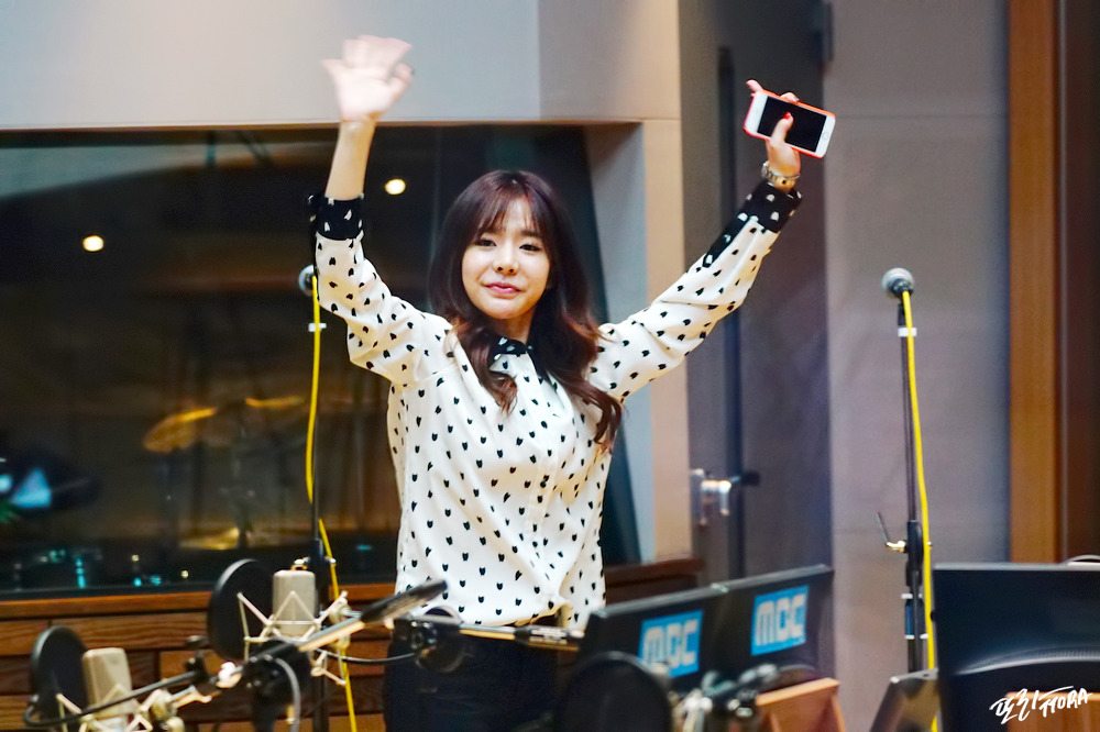 [OTHER][06-02-2015]Hình ảnh mới nhất từ DJ Sunny tại Radio MBC FM4U - "FM Date" - Page 26 2616CC45560771F030D02B