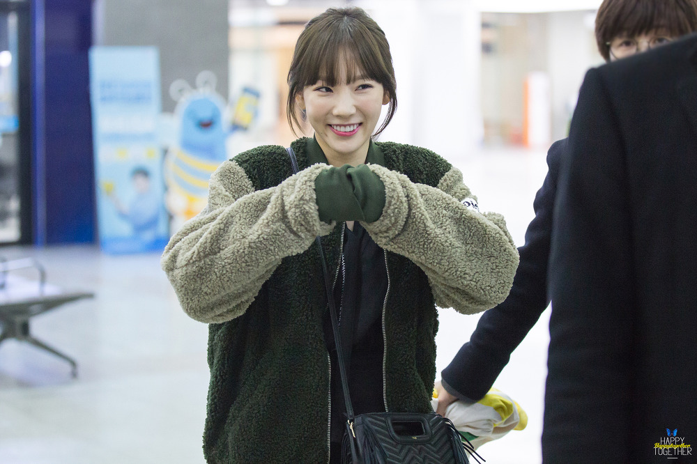 [PIC][18-11-2016]TaeYeon khởi hành đi Busan để tham dự buổi Fansign cho thương hiệu "Sword & Magic" vào hôm nay - Page 4 26170143582FE84F040CCF