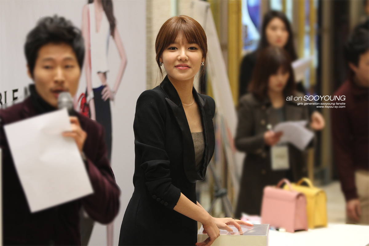 [PIC][20-02-2013]SooYoung xuất hiện tại buổi fansign cho thương hiệu "Double M" vào chiều nay - Page 3 0177453D51BFF8611260DE