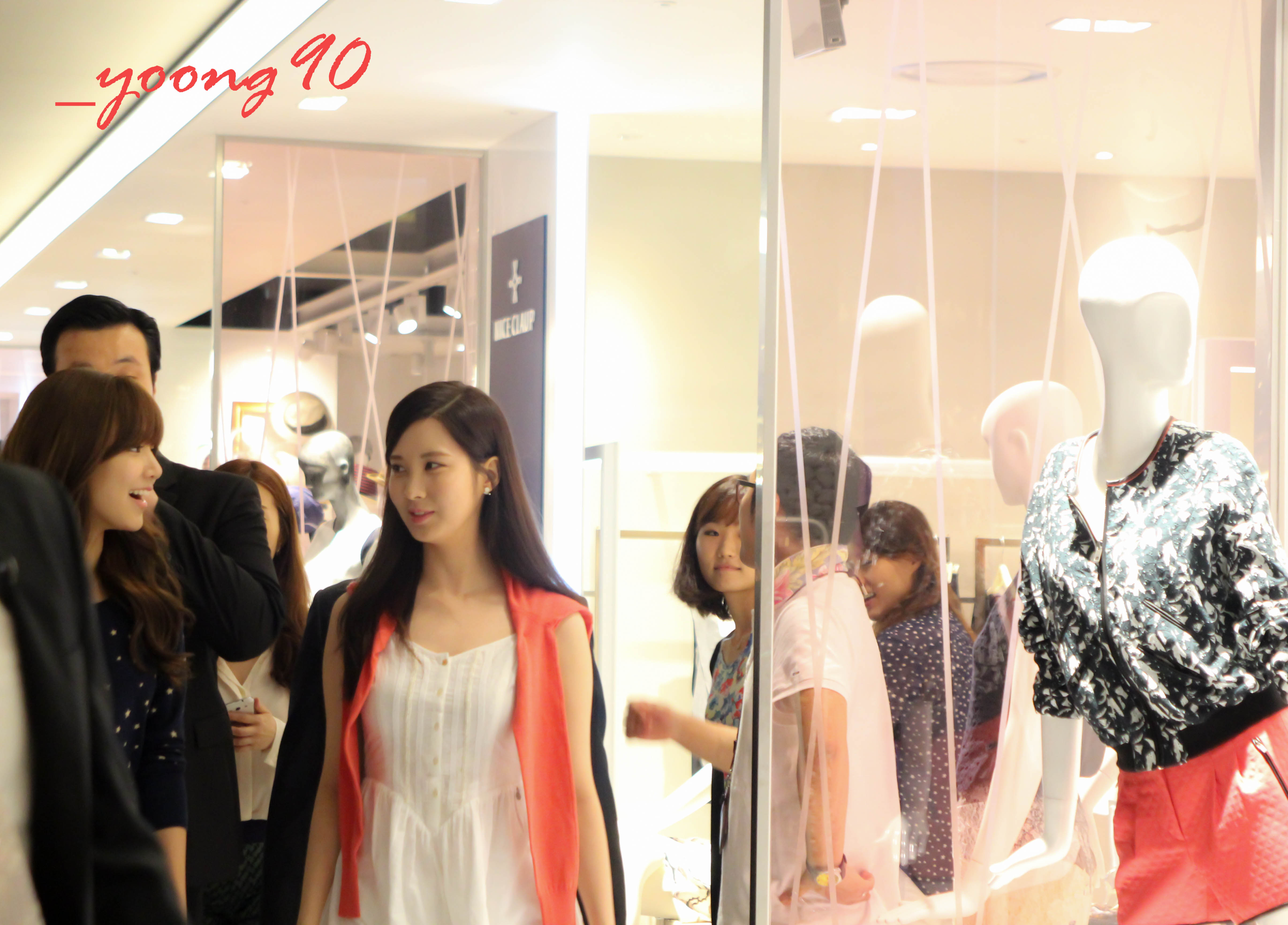 [PIC][28-07-2013]SooYoung và SeoHyun xuất hiện tại buổi fansign cho "Tommy Hilfiger" vào chiều nay 210C043C51F4ECE4348010