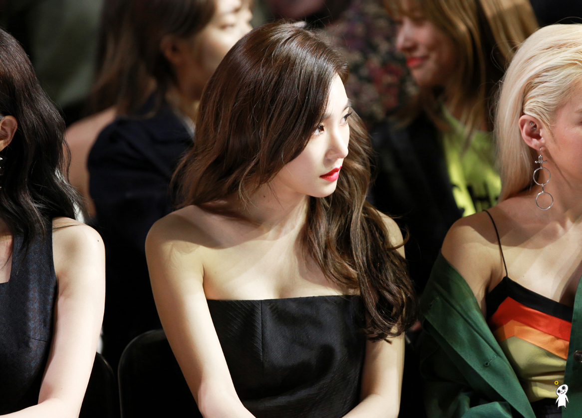 [PIC][29-03-2017]Tiffany - HyoYeon và SeoHyun tham dự sự kiện ra mắt BST Thu - Đông của thương hiệu "PUSHBUTTON" trong khuôn khổ "2017 S/S HERA Seoul Fashion Week" vào chiều nay - Page 5 21432D49590AFECD0FBCD4