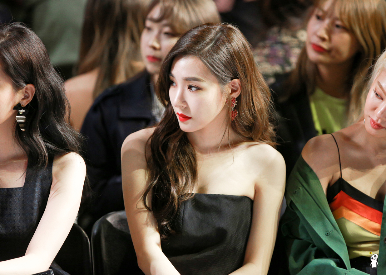 [PIC][29-03-2017]Tiffany - HyoYeon và SeoHyun tham dự sự kiện ra mắt BST Thu - Đông của thương hiệu "PUSHBUTTON" trong khuôn khổ "2017 S/S HERA Seoul Fashion Week" vào chiều nay - Page 5 2368D449590AFECB032C3E