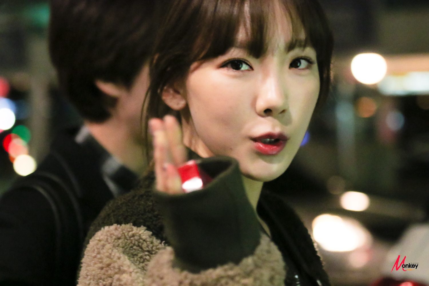 [PIC][18-11-2016]TaeYeon khởi hành đi Busan để tham dự buổi Fansign cho thương hiệu "Sword & Magic" vào hôm nay - Page 3 245ED644582FAF1A050F22