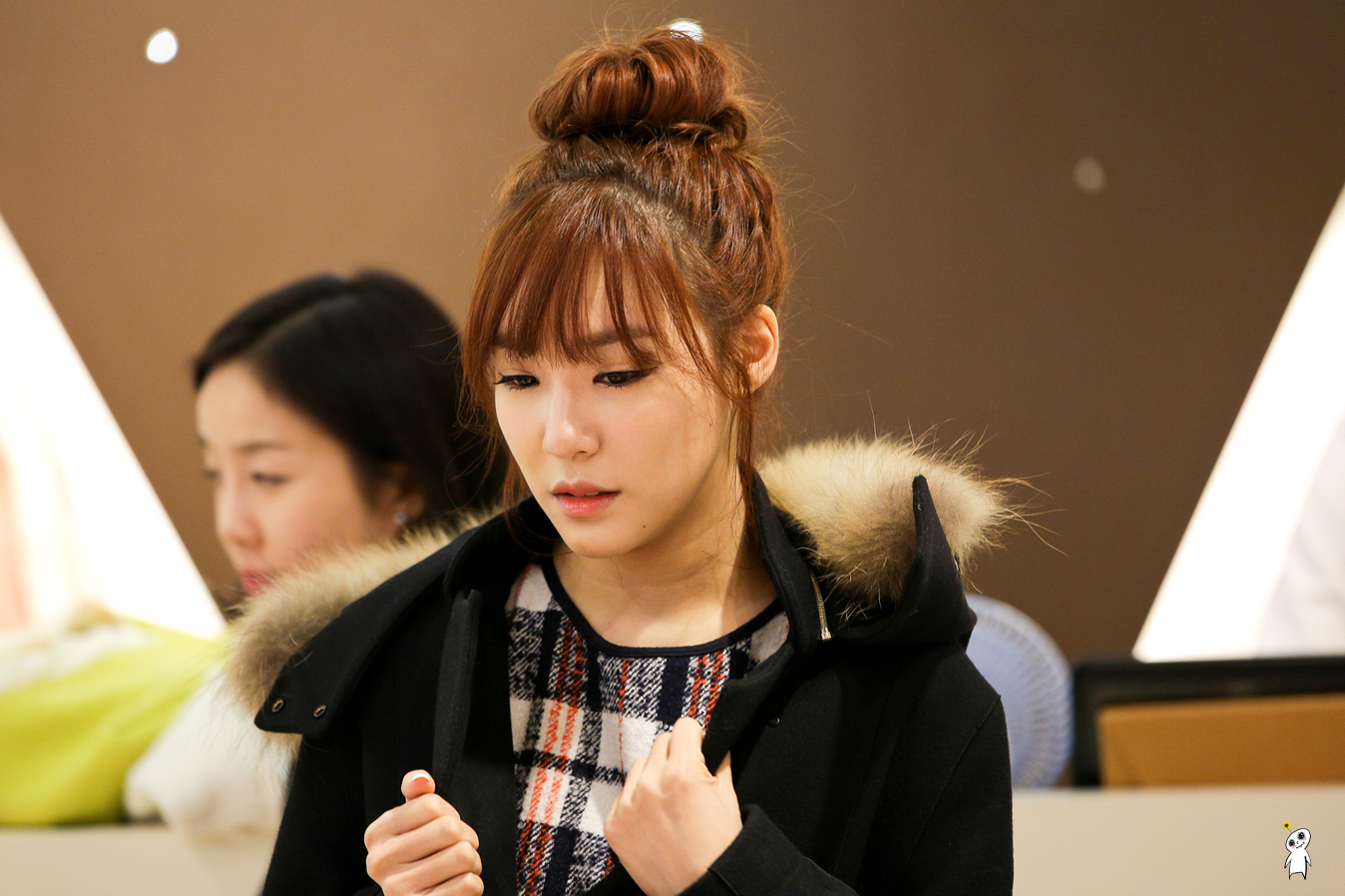 [PIC][28-11-2013]Tiffany ghé thăm cửa hàng "QUA" ở Hyundai Department Store vào trưa nay - Page 3 273B824052980CAB345B1B